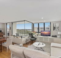 Light filled apartment with sweeping harbour views - Sydney 4u