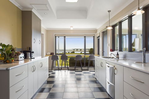 LUXURY WATERFRONT FAMILY HOME-TASMANIA (I)-L'Abode - Sydney 4u 2