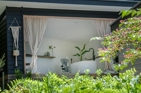 Magnolias On Mernda - Sydney 4u 2