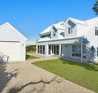 Middle Rock Beach House - Beach Front Lake Cathie - Sydney 4u