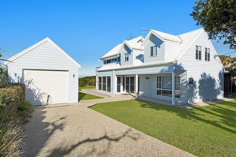 Middle Rock Beach House - Beach Front, Lake Cathie - Sydney 4u 0