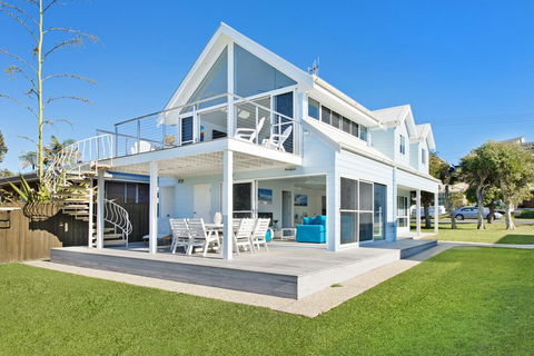 Middle Rock Beach House - Beach Front, Lake Cathie - Sydney 4u 2