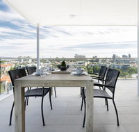 Minimalist Penthouse Condo with Skyline Vistas - Sydney 4u