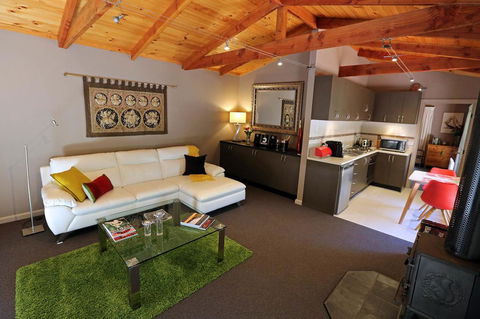 Mirkwood Forest Self-contained Spa Cottages - Sydney 4u 0