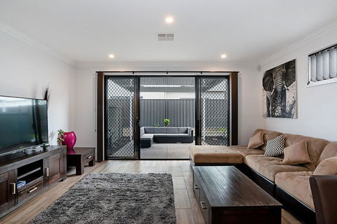 Modern Luxury At Christies Beach - Sydney 4u 2