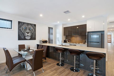 Modern Luxury At Christies Beach - Sydney 4u 1
