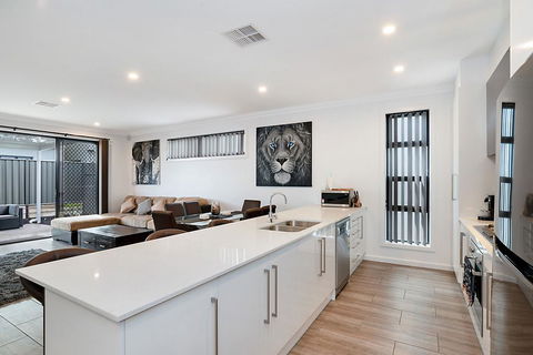 Modern Luxury At Christies Beach - Sydney 4u 0