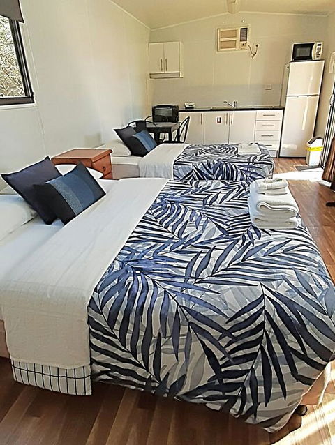 Mt Larcom Tourist Park - Sydney 4u 3
