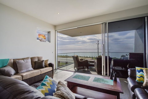 Nautilus Villa Luxury Retreat, Modern, Large Double Beachfront Townhouse, Water Views - Sydney Resort 1