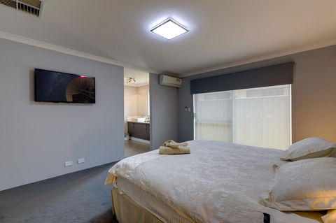 Rainbow Dream House - Sydney 4u 7