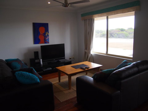 Beach Place @ Leeman - Accommodation Sydney 8