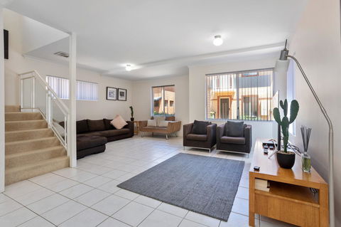 Cooper Street - Sydney 4u 3