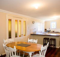 Yvonnes Rest Holiday Home - Sydney 4u