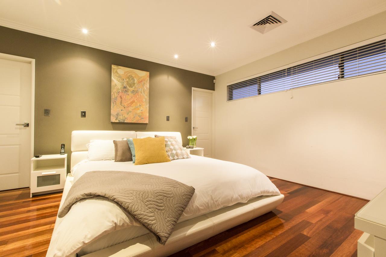 Ardross WA Sydney 4u