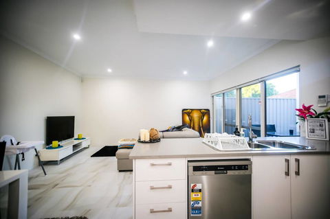 VIP Stays - Villa De Burswood Luxury 3BR Suite W/ King Bed FREE WIFI - Sydney 4u 7