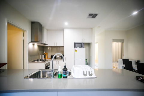 VIP Stays - Villa De Burswood Luxury 3BR Suite W/ King Bed FREE WIFI - Sydney 4u 26