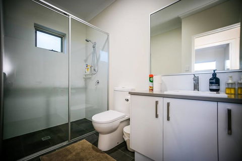 VIP Stays - Villa De Burswood Luxury 3BR Suite W/ King Bed FREE WIFI - Sydney 4u 5