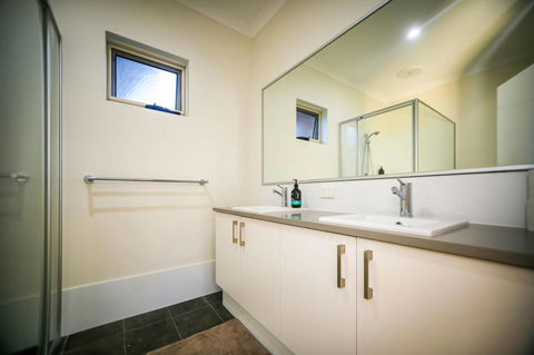 VIP Stays - Villa De Burswood Luxury 3BR Suite W/ King Bed FREE WIFI - Sydney 4u 3