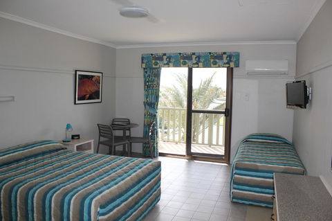Ningaloo Coral Bay â€“ Bayview - Sydney 4u 15