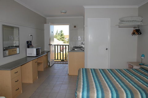 Ningaloo Coral Bay â€“ Bayview - Sydney 4u 23