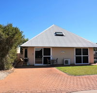 Osprey Holiday Village Unit 103/1 Bed - Perfect short stay apartment with King size bed - Sydney 4u