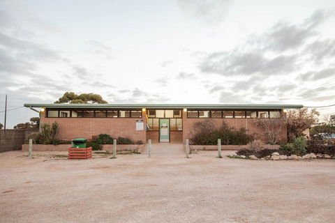 EUCLA MOTOR HOTEL - Sydney 4u 9