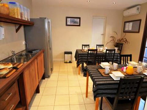 Waikiki Beach Bed And Breakfast - Sydney 4u 13