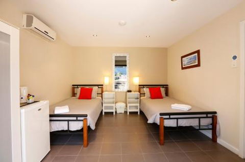 Waikiki Beach Bed And Breakfast - Sydney 4u 6