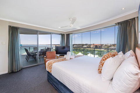 A 406 FANTASTIC OCEAN BEACH And MARINA VIEW APT - MANDURAH - Accommodation Sydney 13