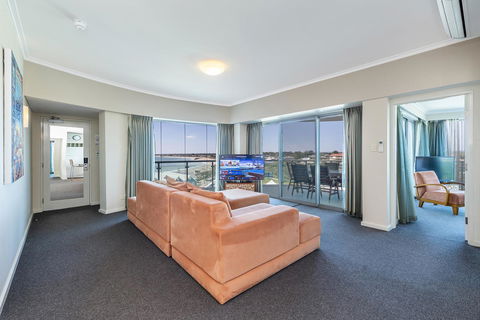 A 406 FANTASTIC OCEAN BEACH And MARINA VIEW APT - MANDURAH - Accommodation Sydney 0