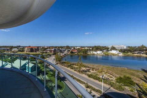 A 406 FANTASTIC OCEAN BEACH And MARINA VIEW APT - MANDURAH - Accommodation Sydney 11