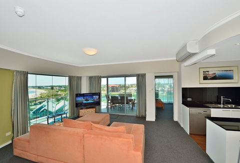 A 406 FANTASTIC OCEAN BEACH And MARINA VIEW APT - MANDURAH - Accommodation Sydney 10