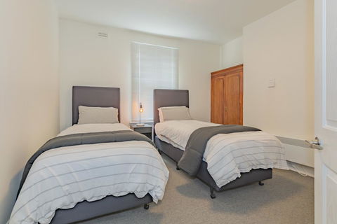 4 Bedroom House - Hobart CBD - Free Parking - Free WIFI - Accommodation Sydney 3