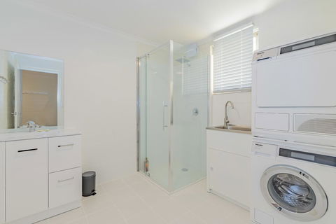 4 Bedroom House - Hobart CBD - Free Parking - Free WIFI - Accommodation Sydney 4