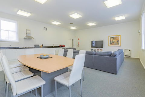 4 Bedroom House - Hobart CBD - Free Parking - Free WIFI - Accommodation Sydney 0