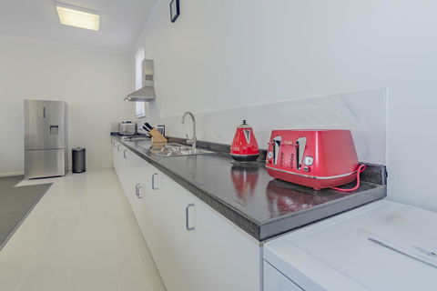 4 Bedroom House - Hobart CBD - Free Parking - Free WIFI - Accommodation Sydney 2
