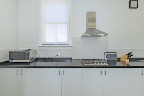 4 Bedroom House - Hobart CBD - Free Parking - Free WIFI - Accommodation Sydney 8
