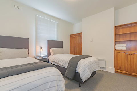 4 Bedroom House - Hobart CBD - Free Parking - Free WIFI - Accommodation Sydney 1