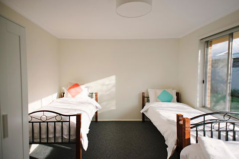 The Holiday Home People - Sydney 4u 16
