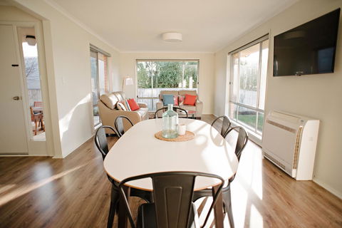 The Holiday Home People - Sydney 4u 8