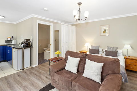 Oyster Cove Chalet - Sydney 4u 5