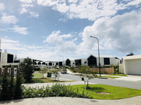 New Spacious Beachside Townhouse - Sydney 4u 1