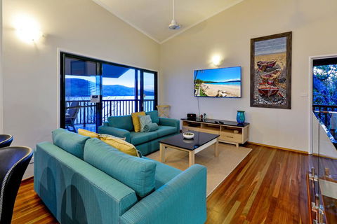 NEWLY BEAUTFULLY RENOVATED 16 The Casuarina - 3 Bedroom House With 180 Degree Ocean Views - Sydney 4u 3