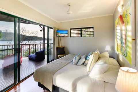 NEWLY BEAUTFULLY RENOVATED 16 The Casuarina - 3 Bedroom House With 180 Degree Ocean Views - Sydney 4u 2