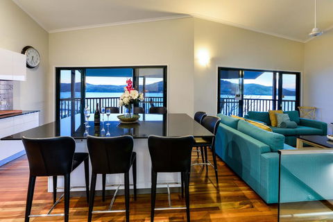NEWLY BEAUTFULLY RENOVATED 16 The Casuarina - 3 Bedroom House With 180 Degree Ocean Views - Sydney 4u 1