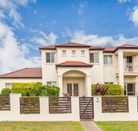 Nice home in the Regatta waters estate close to theme parks - Accommodation Sydney
