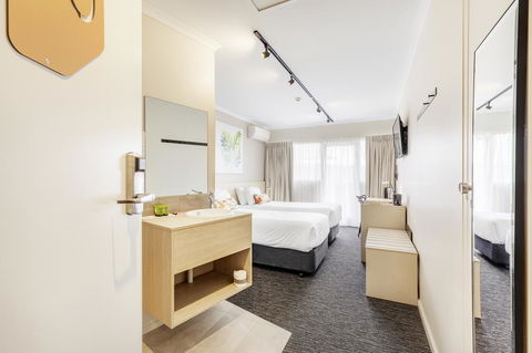 Nightcap At Findon Hotel - Sydney 4u 1