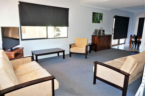 Ningaloo Breeze Villa 2 - 3 Bedroom Fully Self-Contained Holiday Accommodation - Sydney 4u 2