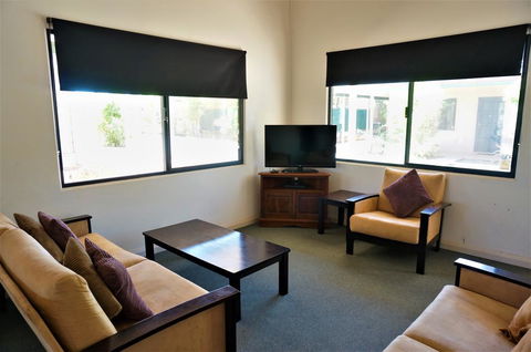 Ningaloo Breeze Villa 3 - 3 Bedroom Fully Self-Contained Holiday Accommodation - Sydney 4u 2