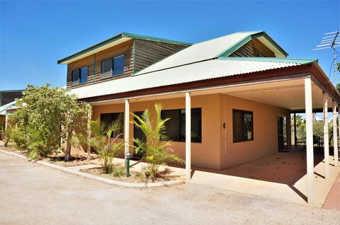 Ningaloo Breeze Villa 3 - 3 Bedroom Fully Self-Contained Holiday Accommodation - Sydney 4u 0